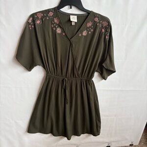 Knox Rose Olive Green Short Sleeve dress with Pink Embroidery. Size XS INV25/447